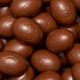 Eierdose mit Milchschokoladeneiern gefüllt